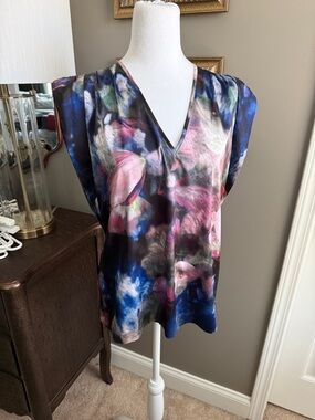 White House Black Market Floral V-Neck Short Sleeve Top - Pink & Blue